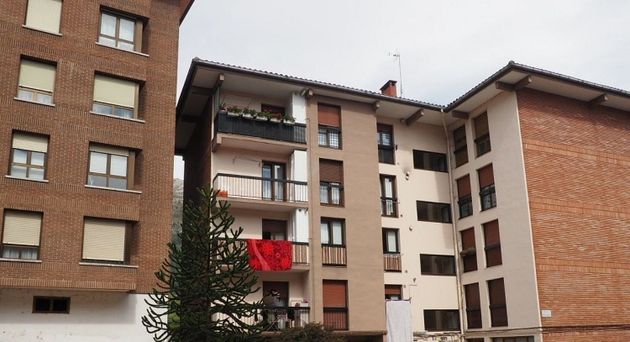 Foto 1 de Piso en venta en calle Salbe Auzoa de 3 habitaciones con balcón y ascensor