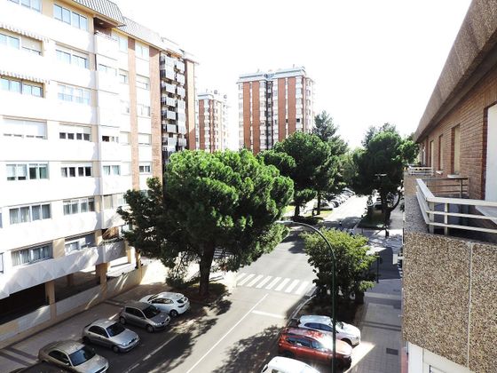 Foto 1 de Pis en venda a Huerta del Rey de 3 habitacions amb terrassa i garatge