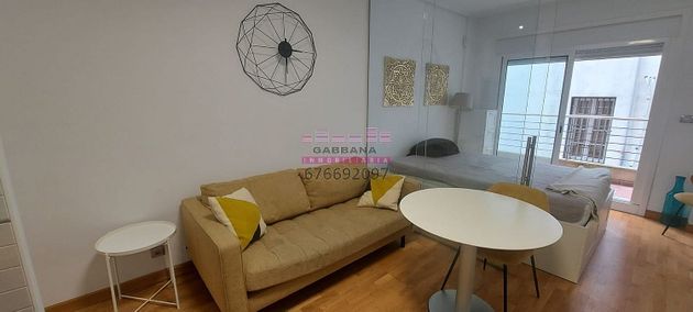 Foto 2 de Alquiler de estudio en Areal – Zona Centro con muebles y balcón