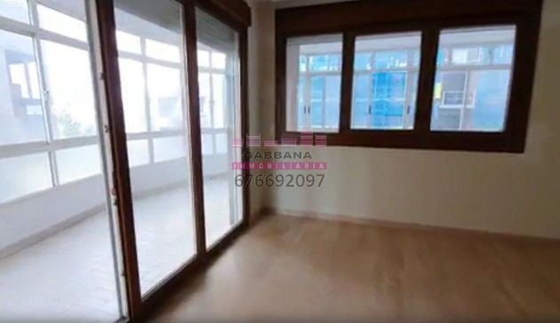 Foto 2 de Alquiler de piso en Praza España - Casablanca de 4 habitaciones con terraza y garaje