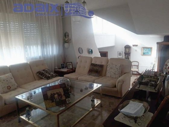 Foto 1 de Casa en venta en El Poblado - Abulagar de 4 habitaciones con jardín y calefacción
