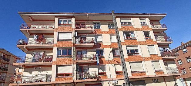 Foto 2 de Piso en venta en Zalla de 3 habitaciones con balcón y calefacción