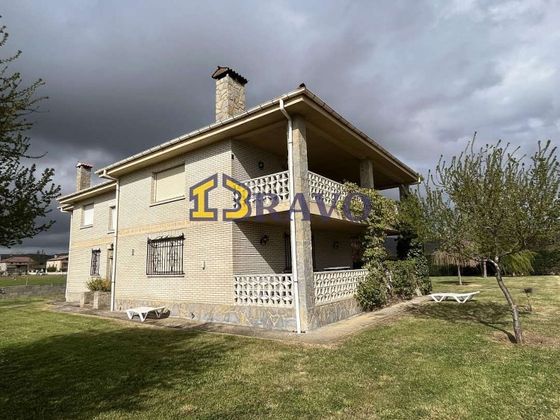 Foto 1 de Venta de casa en Villarcayo de Merindad de Castilla la Vieja de 8 habitaciones con terraza y piscina