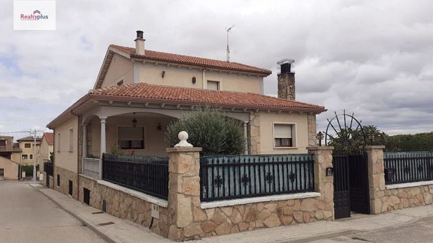 Foto 2 de Chalet en venta en Carbonero el Mayor de 6 habitaciones con terraza y garaje