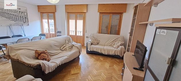 Foto 1 de Dúplex en alquiler en Centro - Segovia de 5 habitaciones con muebles y balcón