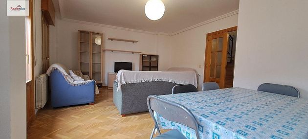 Foto 2 de Dúplex en lloguer a Centro - Segovia de 5 habitacions amb mobles i balcó
