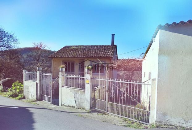 Foto 2 de Xalet en venda a Cesuras de 3 habitacions amb garatge i jardí