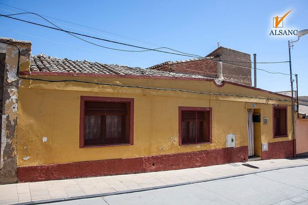 Foto 1 de Casa en venda a calle Tudela de 3 habitacions amb jardí i calefacció
