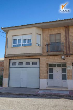 Foto 1 de Casa en venda a calle Ramiro II de 3 habitacions amb terrassa i garatge