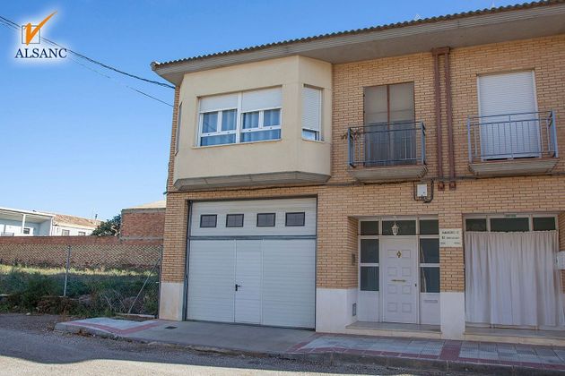 Foto 2 de Casa en venda a calle Ramiro II de 3 habitacions amb terrassa i garatge