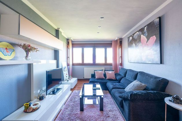 Foto 1 de Pis en venda a calle Julian Gaiarre Hiribidea de 3 habitacions amb terrassa i garatge