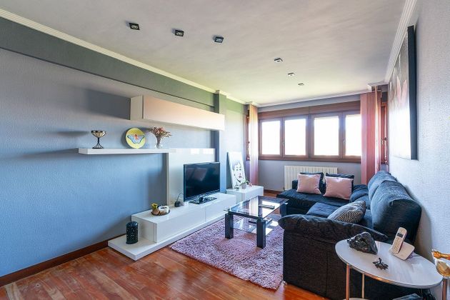 Foto 2 de Pis en venda a calle Julian Gaiarre Hiribidea de 3 habitacions amb terrassa i garatge