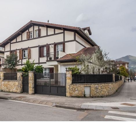 Foto 1 de Casa adossada en venda a Lazkao de 4 habitacions amb terrassa i garatge