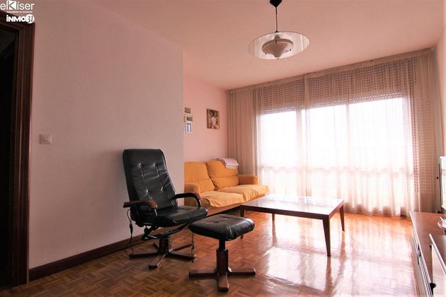 Foto 1 de Piso en alquiler en avenida De Barañáin de 3 habitaciones con muebles y balcón