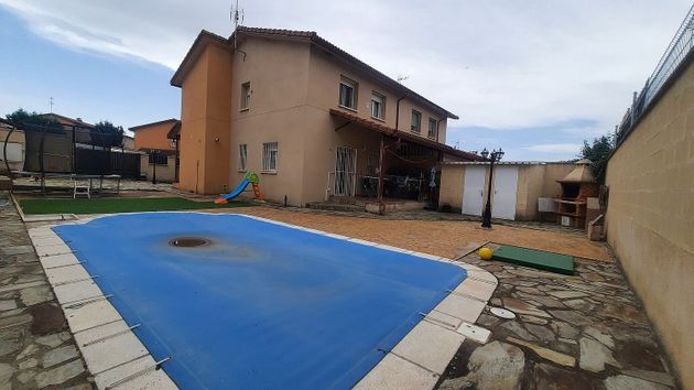 Foto 1 de Venta de casa en Hontanares de Eresma de 3 habitaciones con terraza y piscina