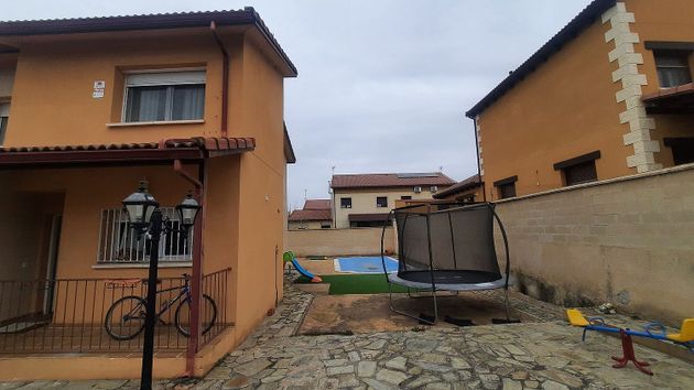 Foto 2 de Casa en venda a Hontanares de Eresma de 3 habitacions amb terrassa i piscina