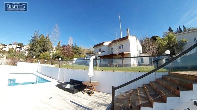Foto 1 de Xalet en venda a El Clavín-Valdeluz de 5 habitacions amb piscina i jardí