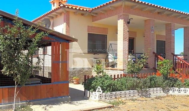 Foto 1 de Casa en venta en Fuentelahiguera de Albatages de 3 habitaciones con terraza y jardín