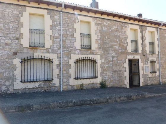 Foto 1 de Casa en venda a Valle de Valdebezana de 4 habitacions amb jardí i balcó