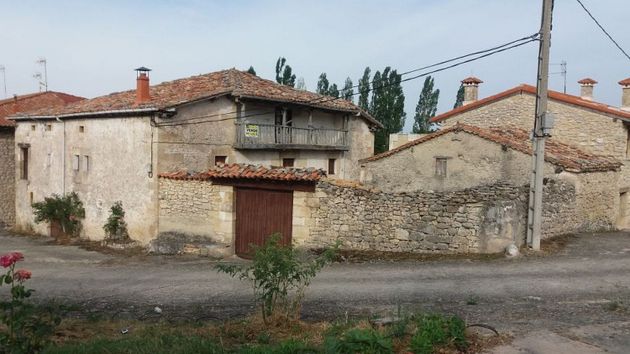 Foto 1 de Venta de casa en Villarcayo de Merindad de Castilla la Vieja de 4 habitaciones con jardín y balcón