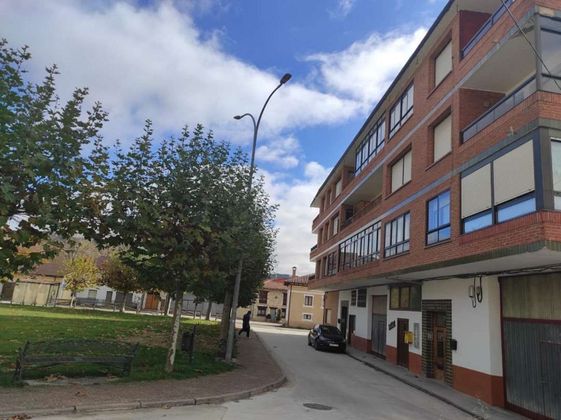 Foto 1 de Venta de piso en Villarcayo de Merindad de Castilla la Vieja de 3 habitaciones con terraza y balcón