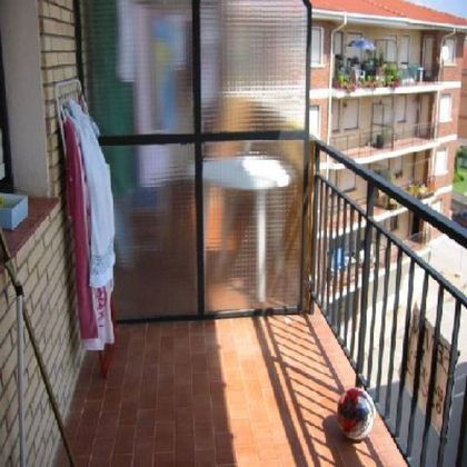 Foto 2 de Venta de piso en Villarcayo de Merindad de Castilla la Vieja de 2 habitaciones con terraza y ascensor