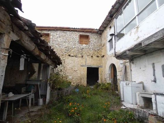 Foto 1 de Venta de casa en Villarcayo de Merindad de Castilla la Vieja de 4 habitaciones con garaje y jardín