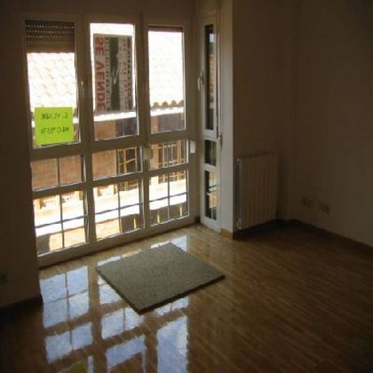 Foto 2 de Venta de piso en Villarcayo de Merindad de Castilla la Vieja de 3 habitaciones con balcón y calefacción