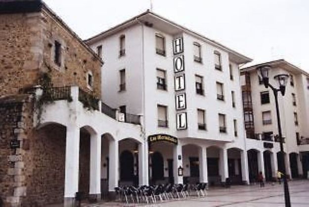 Foto 1 de Edifici en venda a Medina de Pomar de 1300 m²