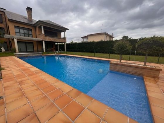 Foto 2 de Venta de chalet en Lardero de 6 habitaciones con terraza y piscina
