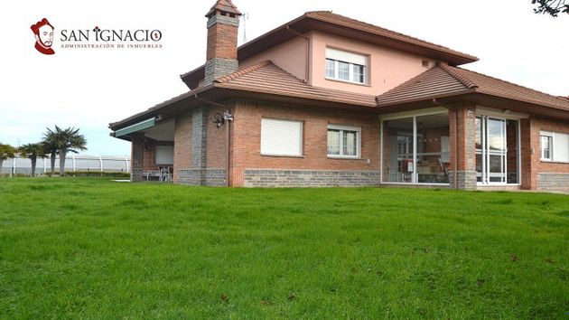 Foto 2 de Venta de chalet en Villarcayo de Merindad de Castilla la Vieja de 5 habitaciones con terraza y piscina