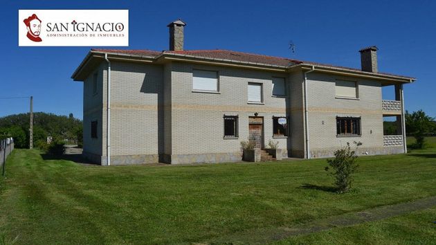 Foto 1 de Venta de chalet en Villarcayo de Merindad de Castilla la Vieja de 8 habitaciones con terraza y piscina