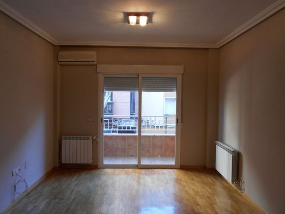Foto 1 de Pis en lloguer a calle Antonio Blázquez de 3 habitacions amb balcó i aire acondicionat
