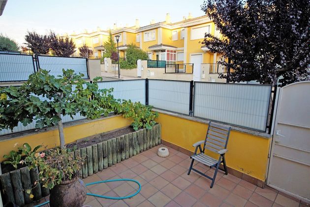 Foto 1 de Casa adossada en venda a Calaverón - Pajaritos de 5 habitacions amb terrassa i garatge