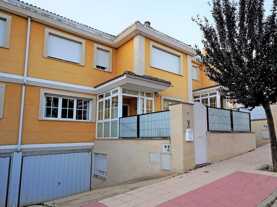 Foto 2 de Casa adossada en venda a Calaverón - Pajaritos de 5 habitacions amb terrassa i garatge