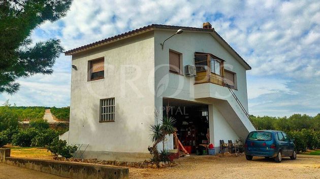 Foto 2 de Casa rural en venta en calle Tarragona de 7 habitaciones con piscina y garaje
