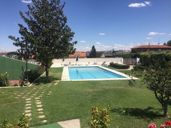 Foto 1 de Venta de chalet en Villares de la Reina de 4 habitaciones con terraza y piscina