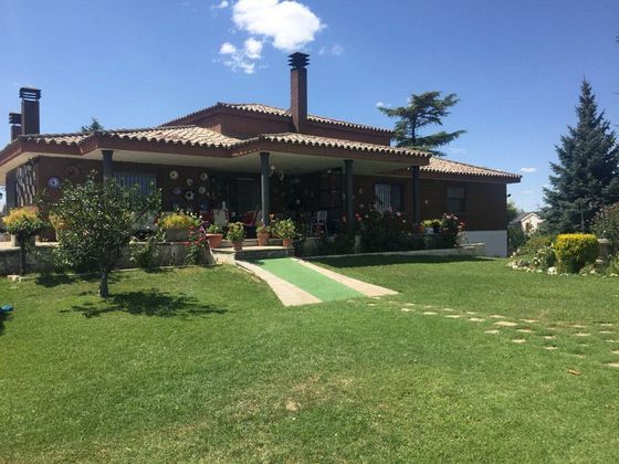 Foto 2 de Venta de chalet en Villares de la Reina de 4 habitaciones con terraza y piscina