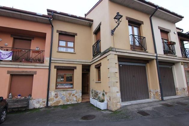 Foto 1 de Casa adosada en venta en calle Iturribarri de 3 habitaciones con terraza y garaje