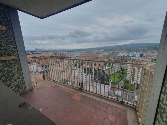 Foto 1 de Venta de piso en calle Bermúdez de Castro de 3 habitaciones con terraza y calefacción