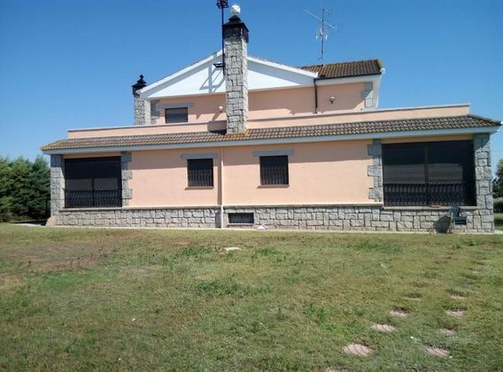 Foto 2 de Chalet en venta en Castellanos de Villiquera de 7 habitaciones con terraza y piscina