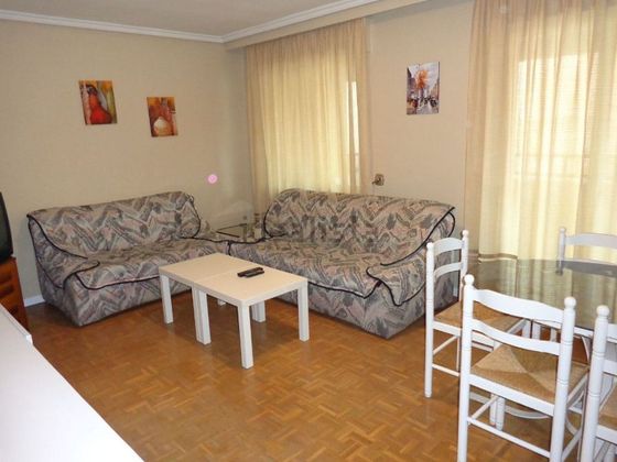 Foto 1 de Pis en lloguer a Carmelitas - San Marcos - Campillo de 3 habitacions amb terrassa i mobles