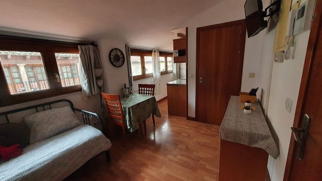 Foto 1 de Alquiler de ático en Centro - Salamanca de 1 habitación con muebles y calefacción