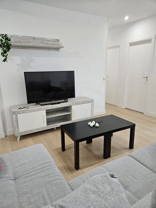 Foto 2 de Pis en lloguer a calle Salesas de 5 habitacions amb mobles i calefacció
