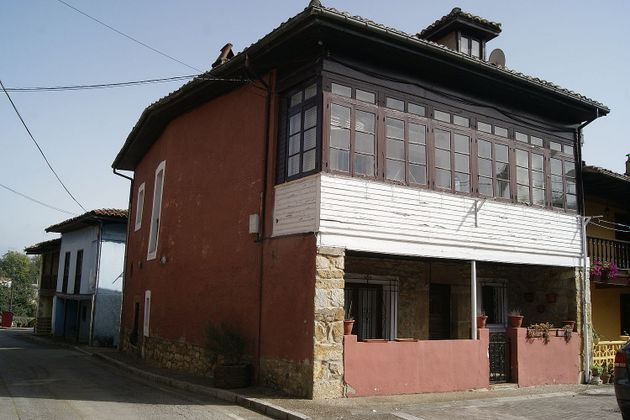 Foto 1 de Casa adossada en venda a calle La Vega de 5 habitacions amb balcó i calefacció