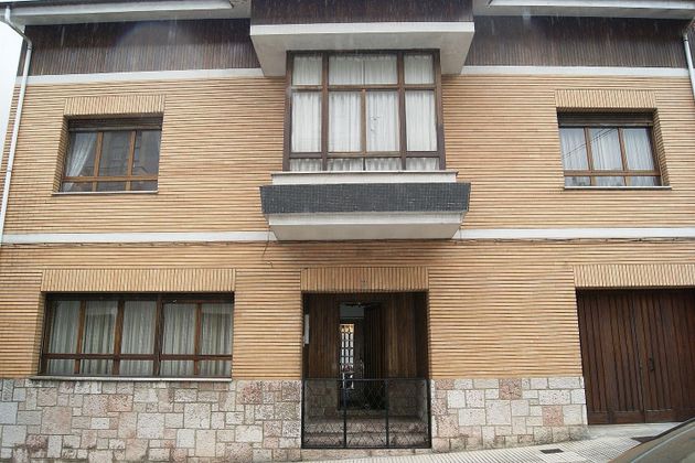 Foto 1 de Casa adosada en venta en Piloña de 7 habitaciones con terraza y garaje