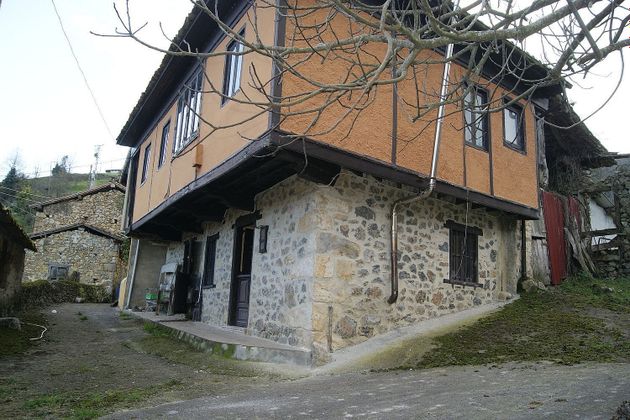 Foto 1 de Casa adossada en venda a Piloña de 3 habitacions amb terrassa i jardí