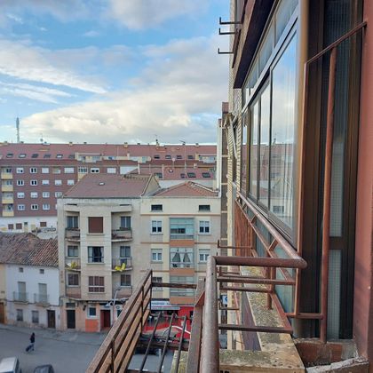 Foto 2 de Pis en venda a calle Hospicio de 4 habitacions amb terrassa i balcó