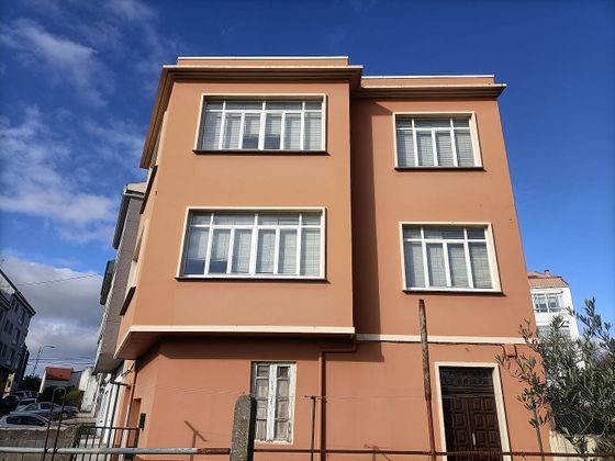 Foto 1 de Venta de casa en avenida Santa Marina de 6 habitaciones con garaje y jardín