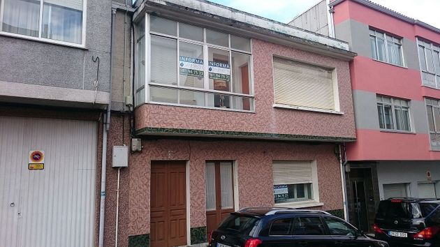 Foto 1 de Venta de casa en calle Rosalia de Castro de 4 habitaciones con terraza y jardín